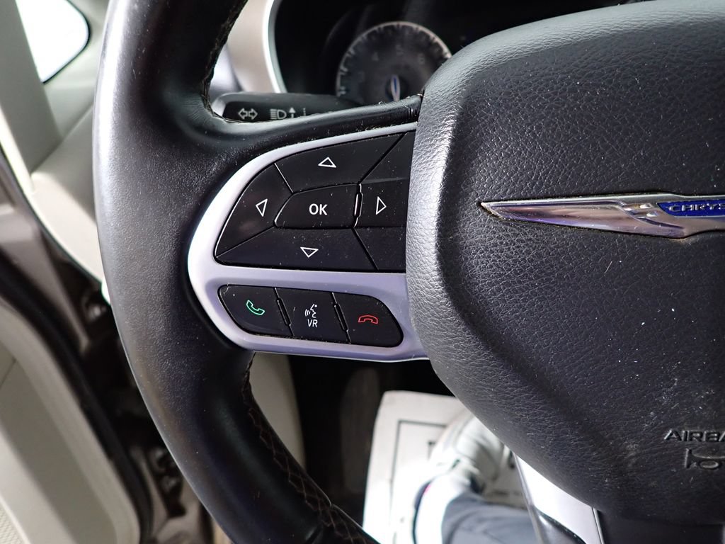 Used 2017 Chrysler Pacifica Touring-L w/ Tire & Wheel Group FWD image 27