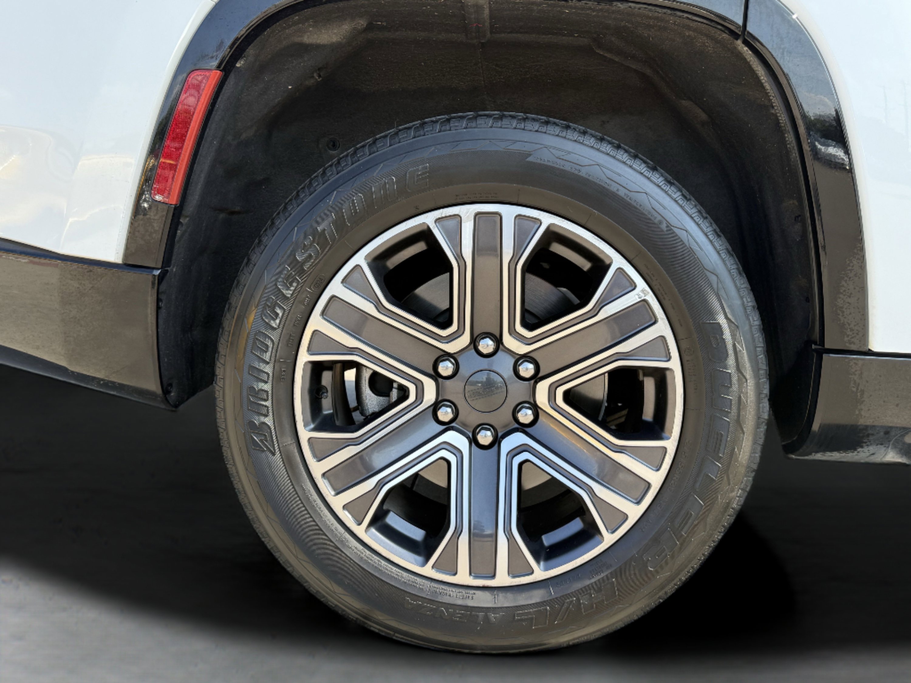 Used 2024 Jeep Wagoneer Series II w/ Flexible Seating Group image 10