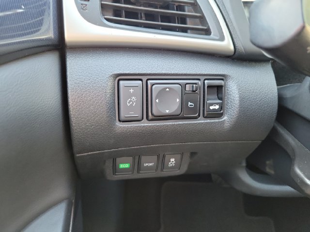 Used 2016 Nissan Sentra SR w/ SR Premium Package FWD image 24
