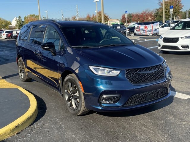 Used 2024 Chrysler Pacifica Limited w/ S Appearance Package image 2