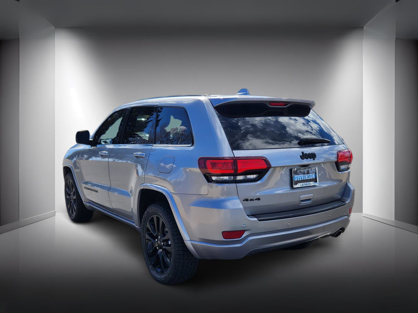 Used 2017 Jeep Grand Cherokee Altitude image 3