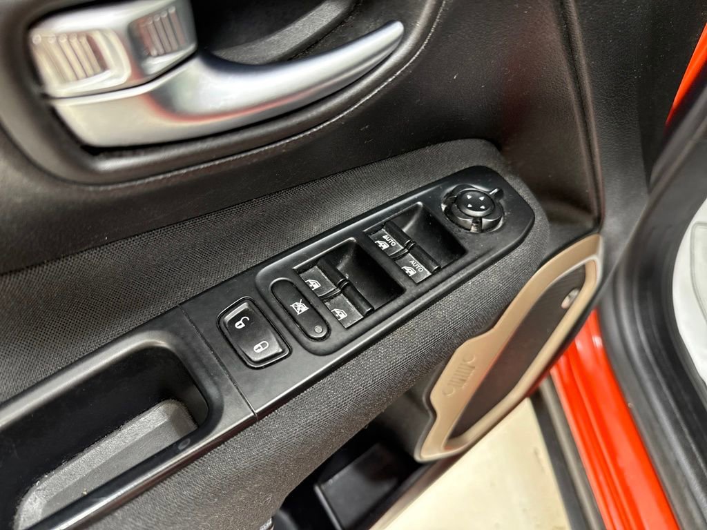 Used 2016 Jeep Renegade Latitude w/ Safety & Security Group image 18