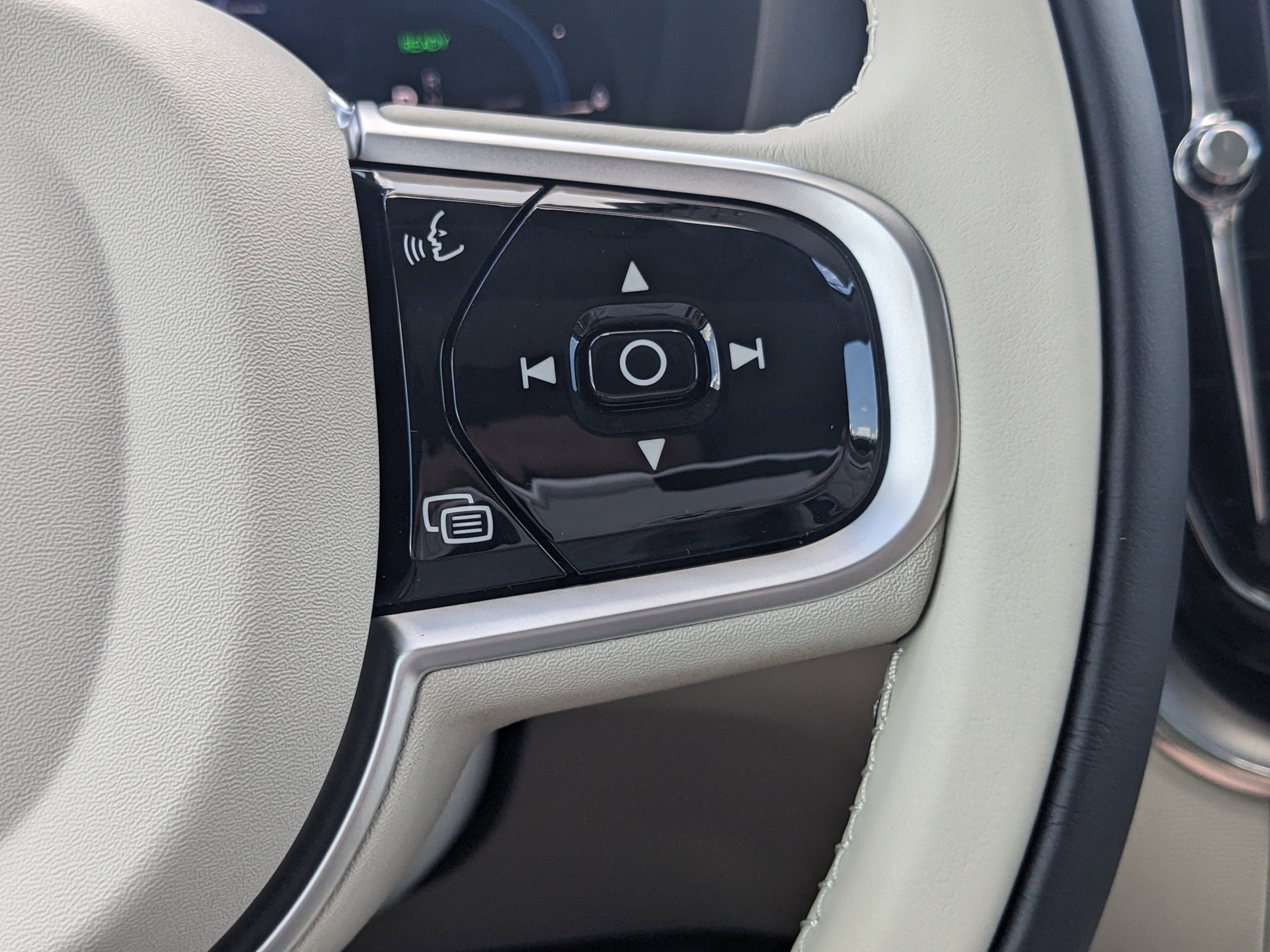 New 2025 Volvo XC60 T8 Core image 25