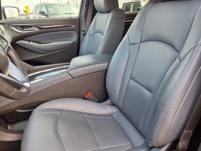 Used 2023 Buick Enclave Essence image 3