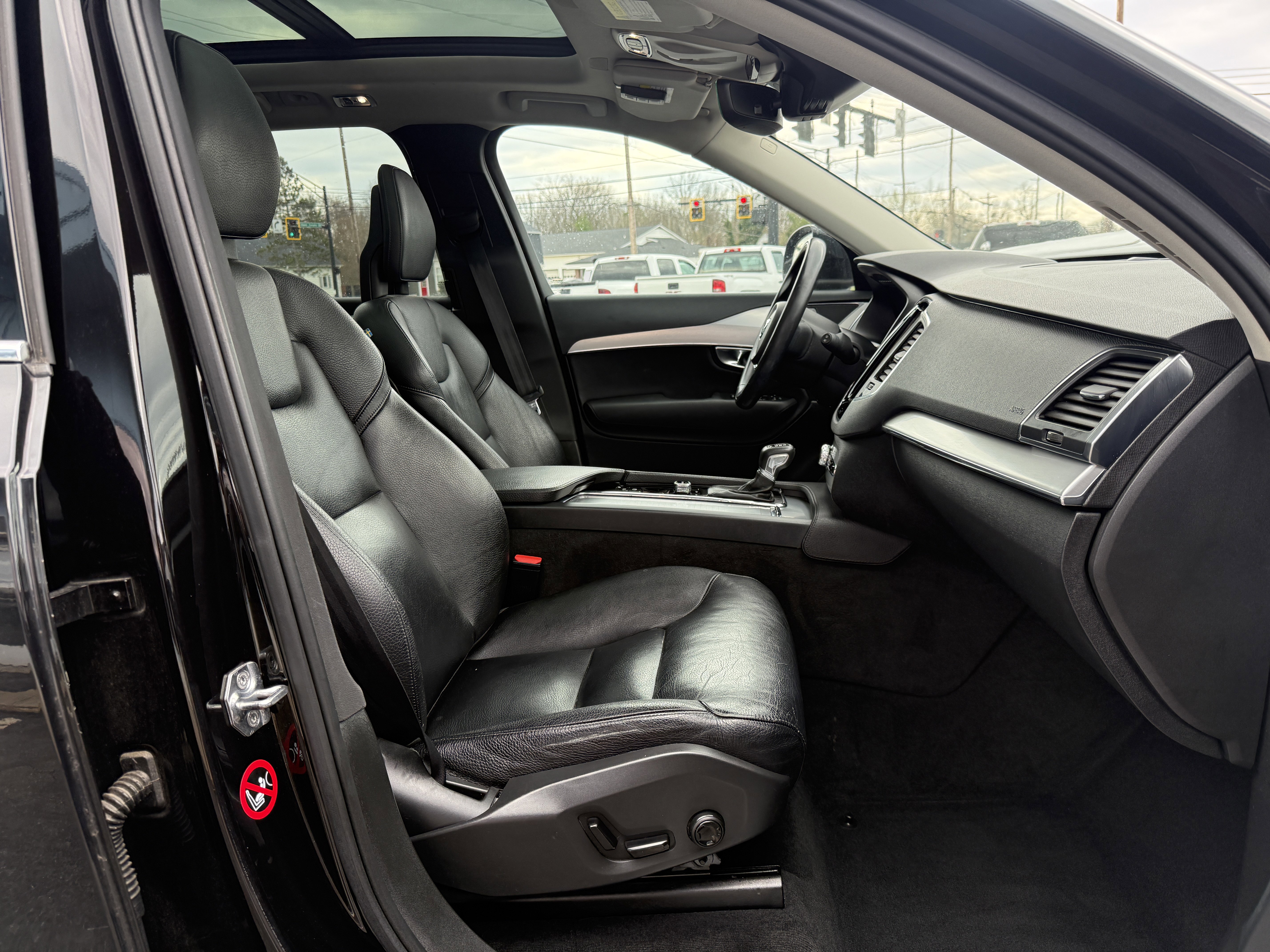 Used 2016 Volvo XC90 T5 Momentum image 12