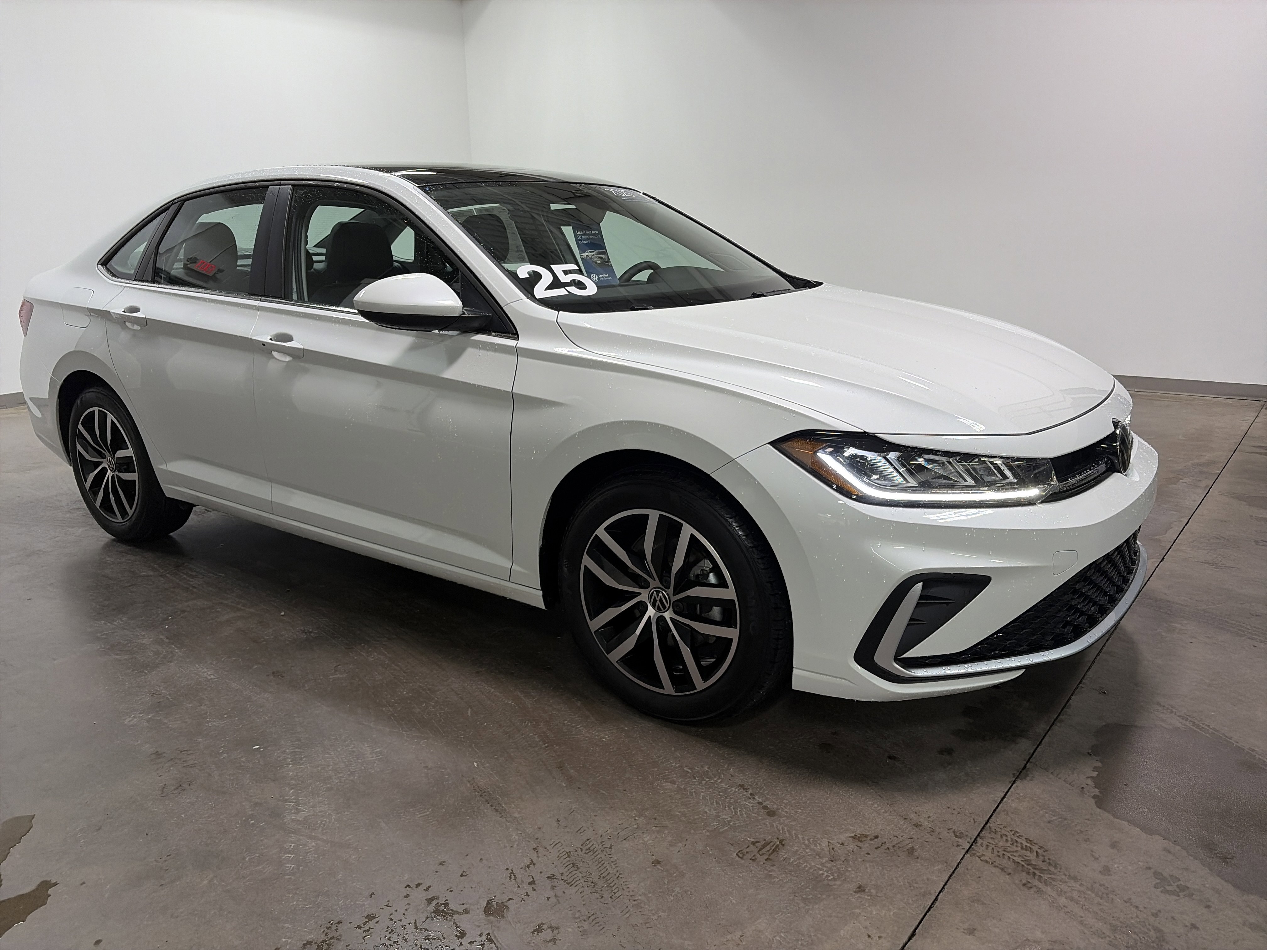 Certified 2025 Volkswagen Jetta SE image 2