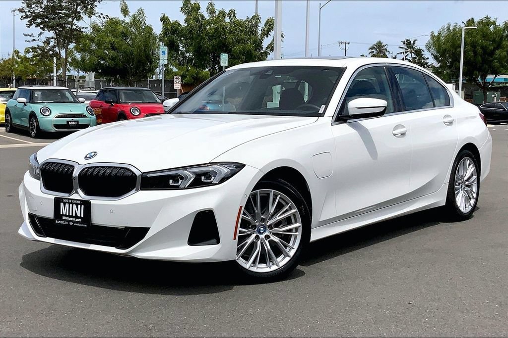 Used 2024 BMW 330e w/ Convenience Package RWD image 2