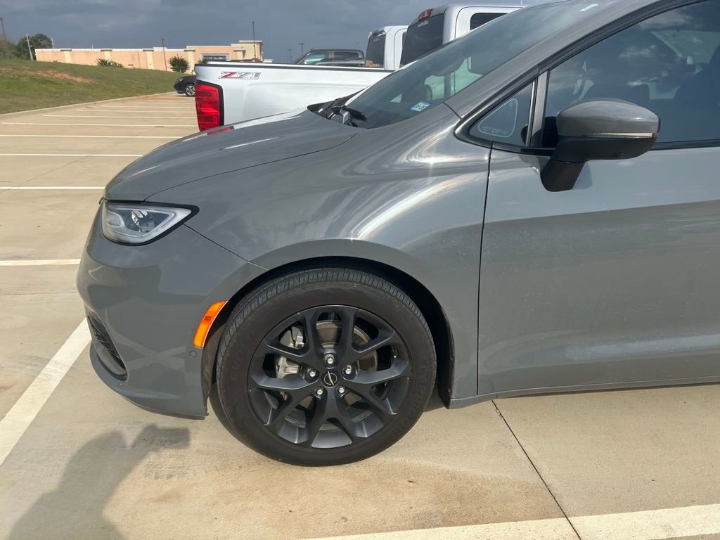 Used 2023 Chrysler Pacifica Touring-L w/ S Appearance Package FWD image 2