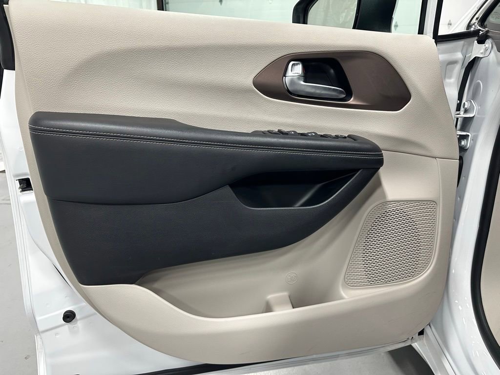 Used 2023 Chrysler Voyager LX image 8