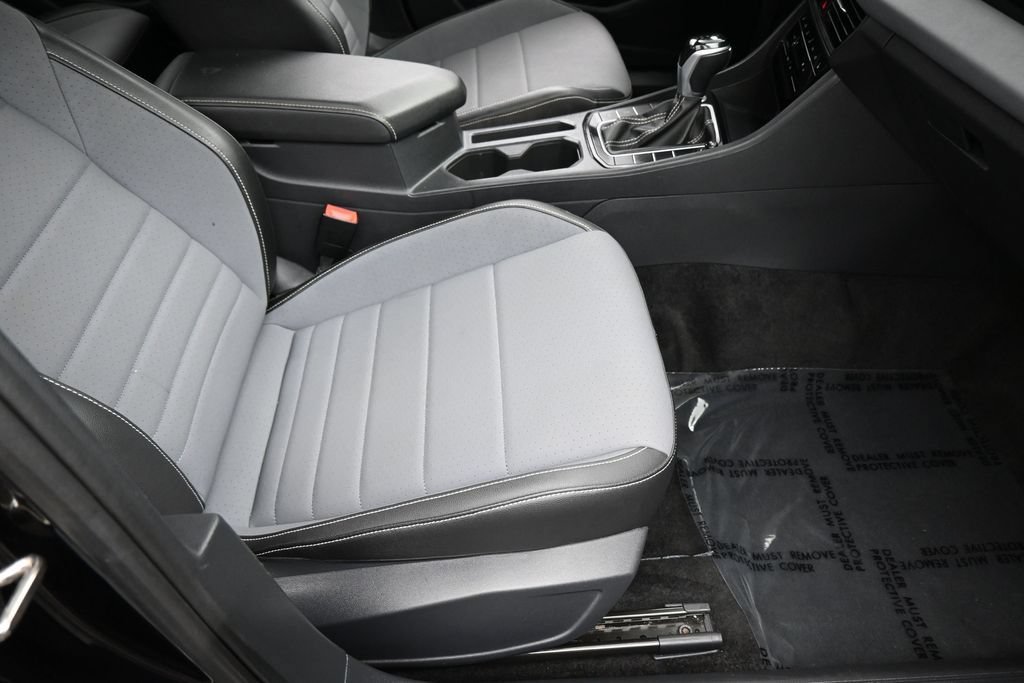 Used 2025 Volkswagen Jetta SE FWD image 41