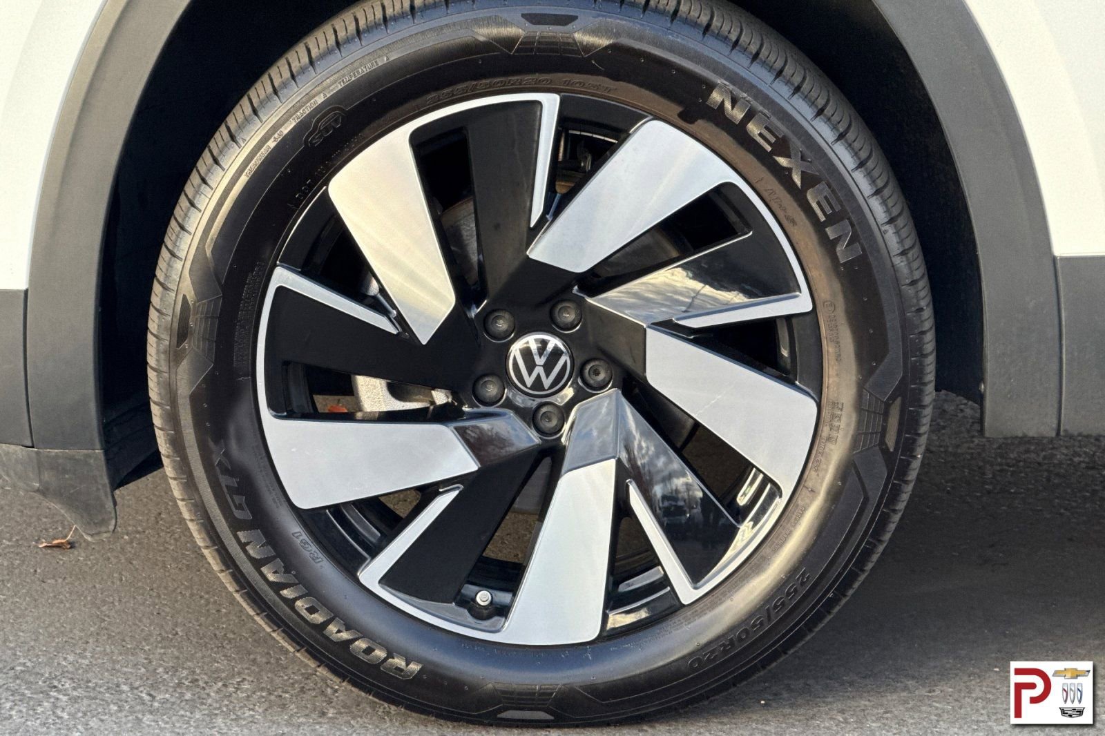 Used 2025 Volkswagen Atlas Cross Sport SE image 32