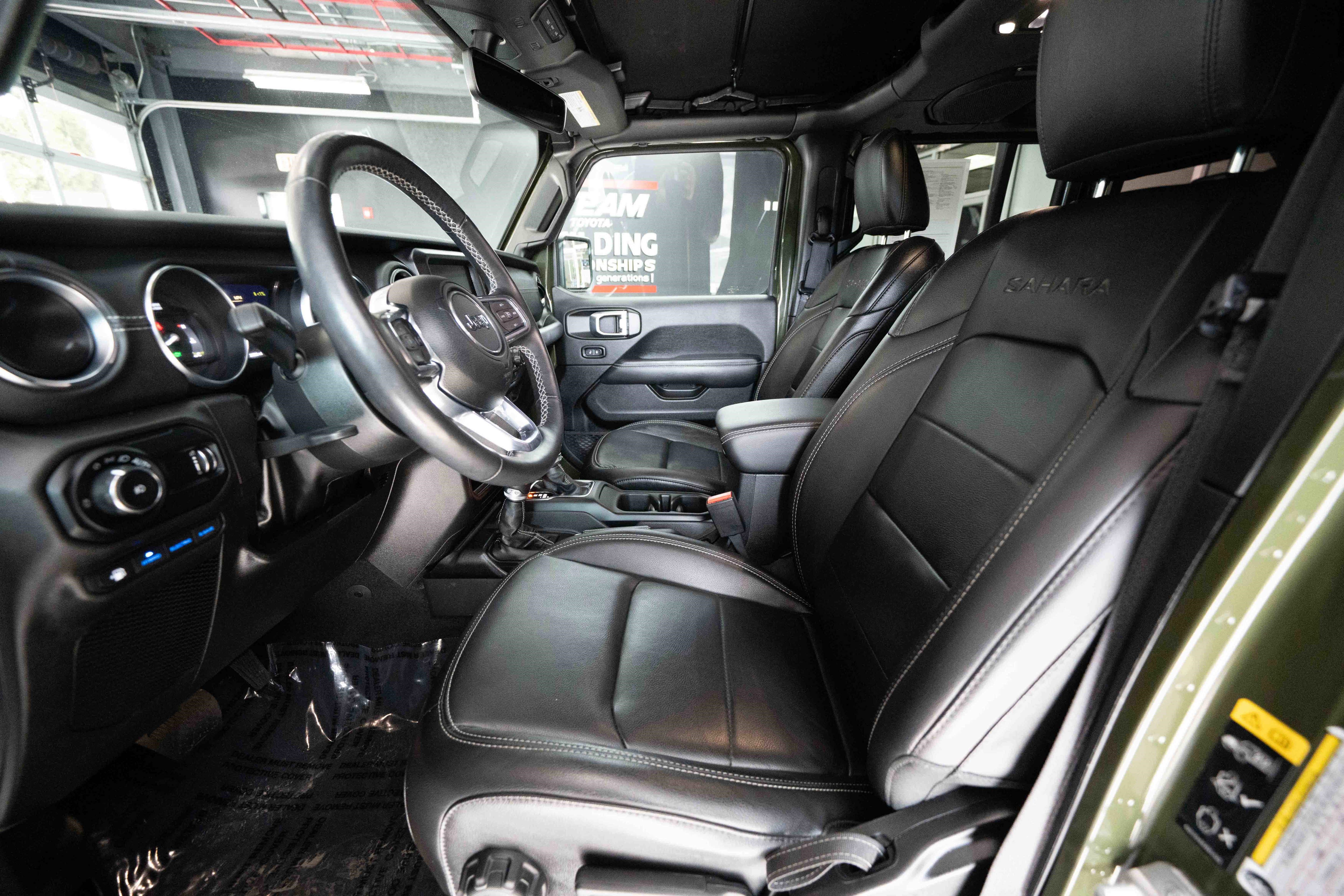 Used 2023 Jeep Wrangler Unlimited Sahara w/ Cold Weather Group AWD/4WD image 9