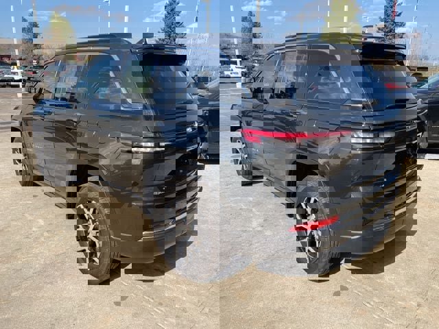 Used 2024 Jeep Grand Cherokee Limited w/ Trailer Tow Package AWD/4WD image 4