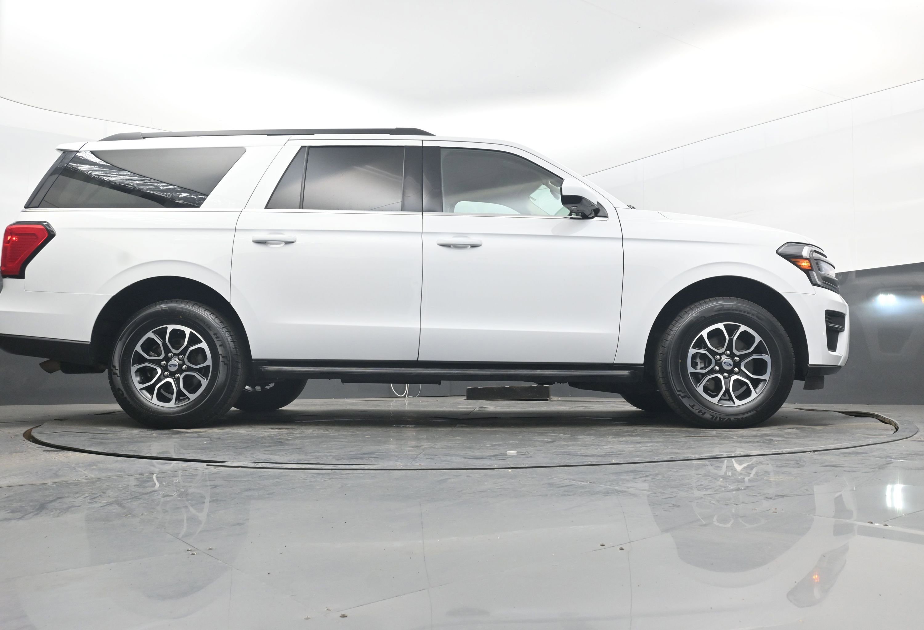 Used 2024 Ford Expedition Max XLT image 30