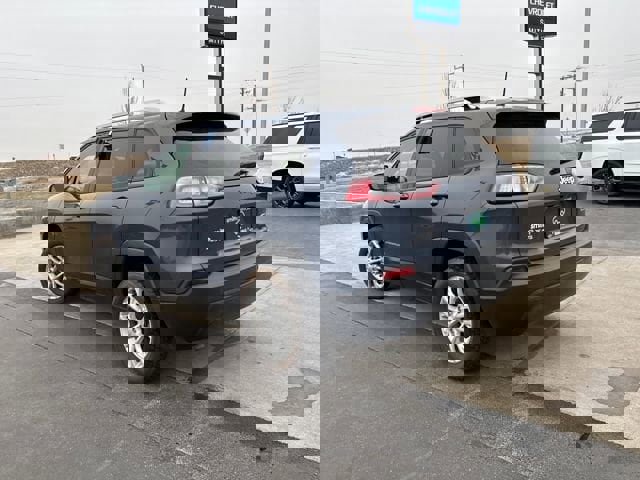 Used 2021 Jeep Cherokee Latitude w/ Mopar Interior Package image 5