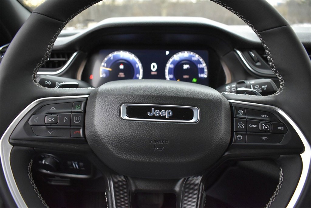 Used 2025 Jeep Grand Cherokee Laredo w/ Luxury Tech Group I image 12