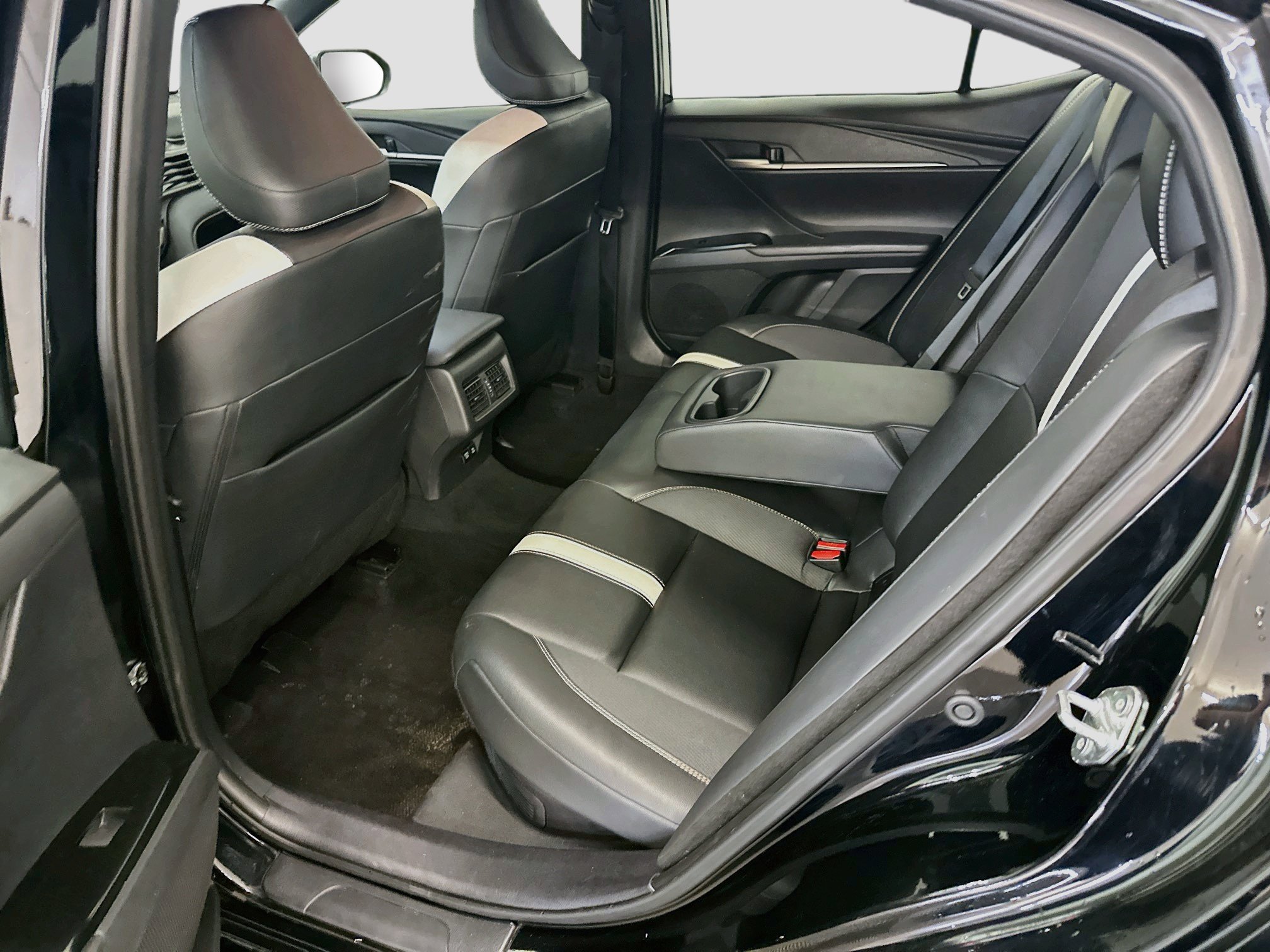 Used 2025 Toyota Camry SE FWD image 29