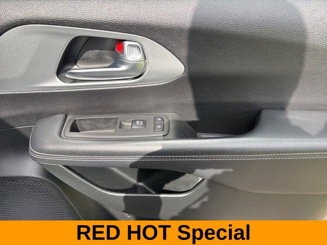 Used 2023 Chrysler Pacifica Touring FWD image 37