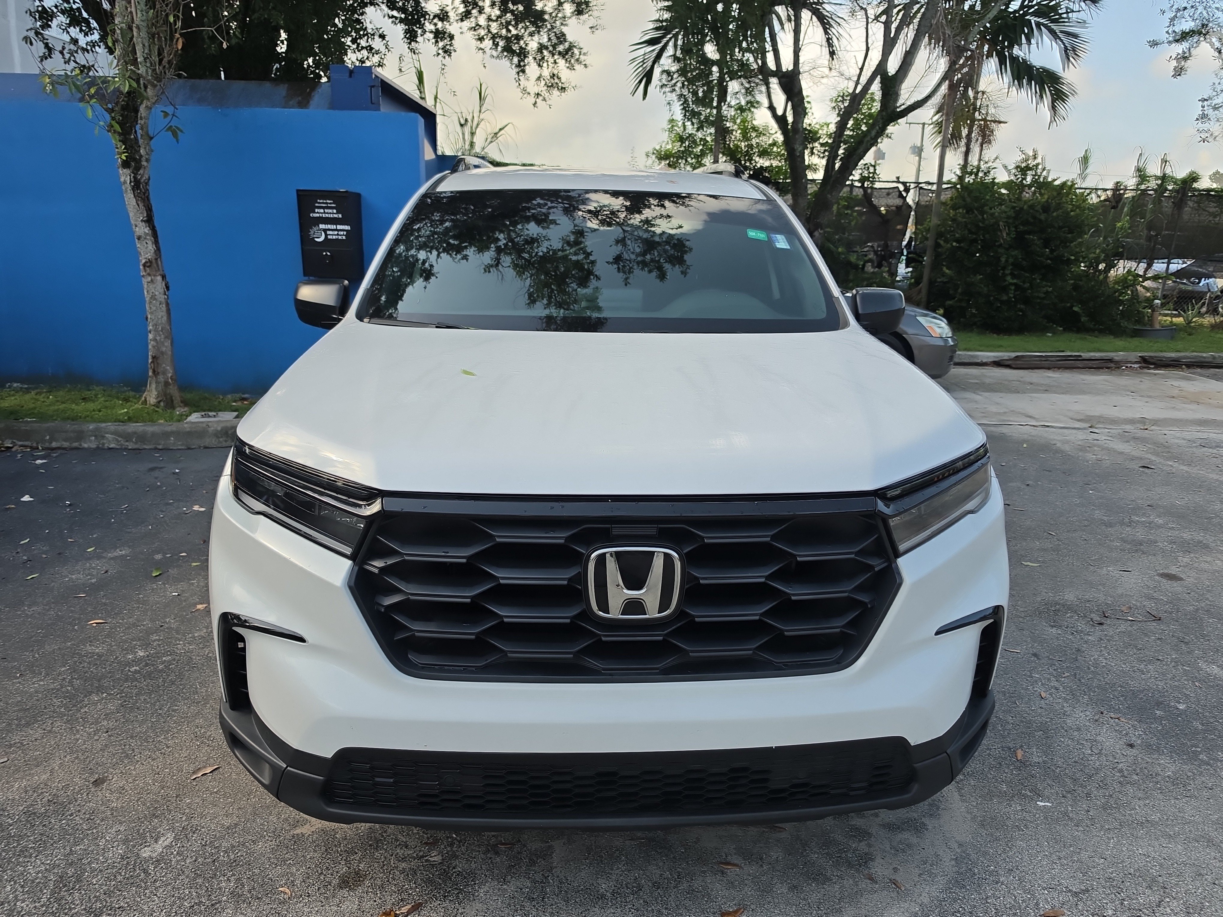 Used 2025 Honda Pilot Sport image 2