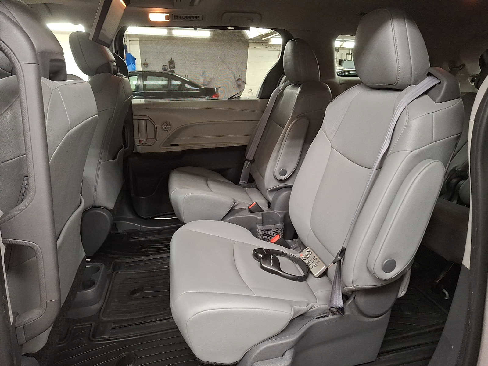 Used 2021 Toyota Sienna XLE w/ XLE Plus Package image 8