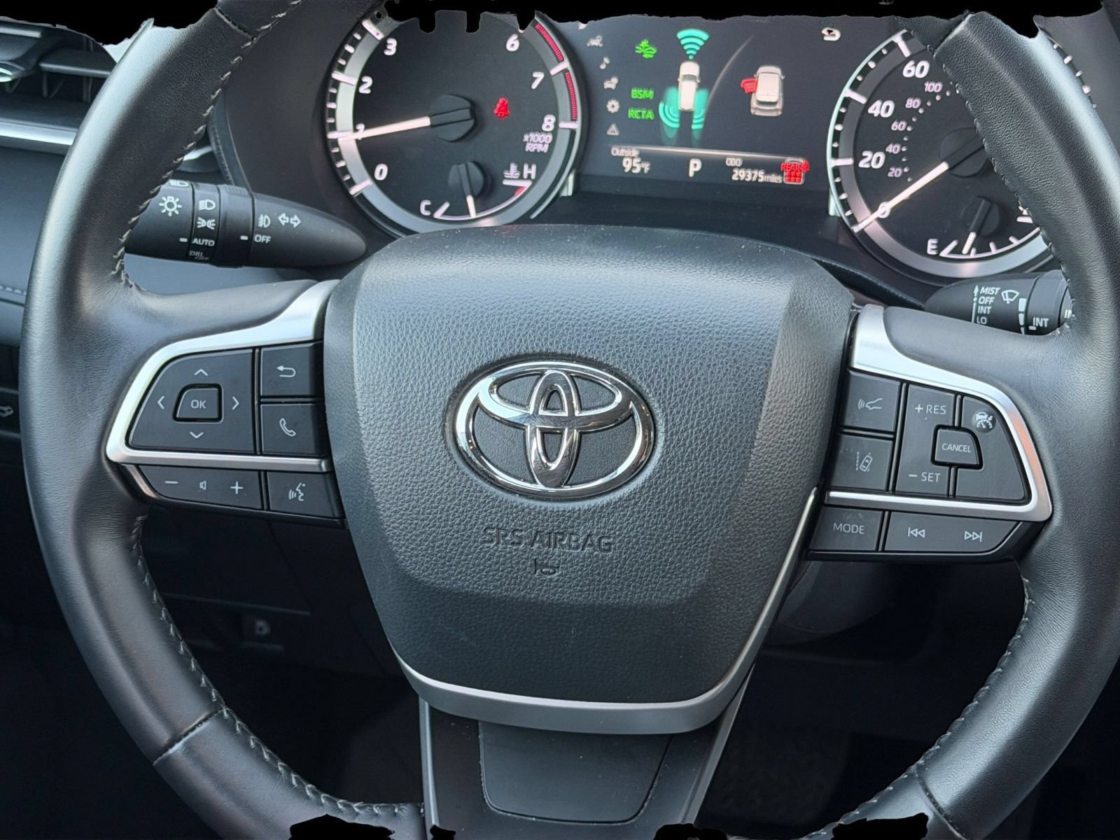 Used 2025 Toyota Highlander LE FWD image 29