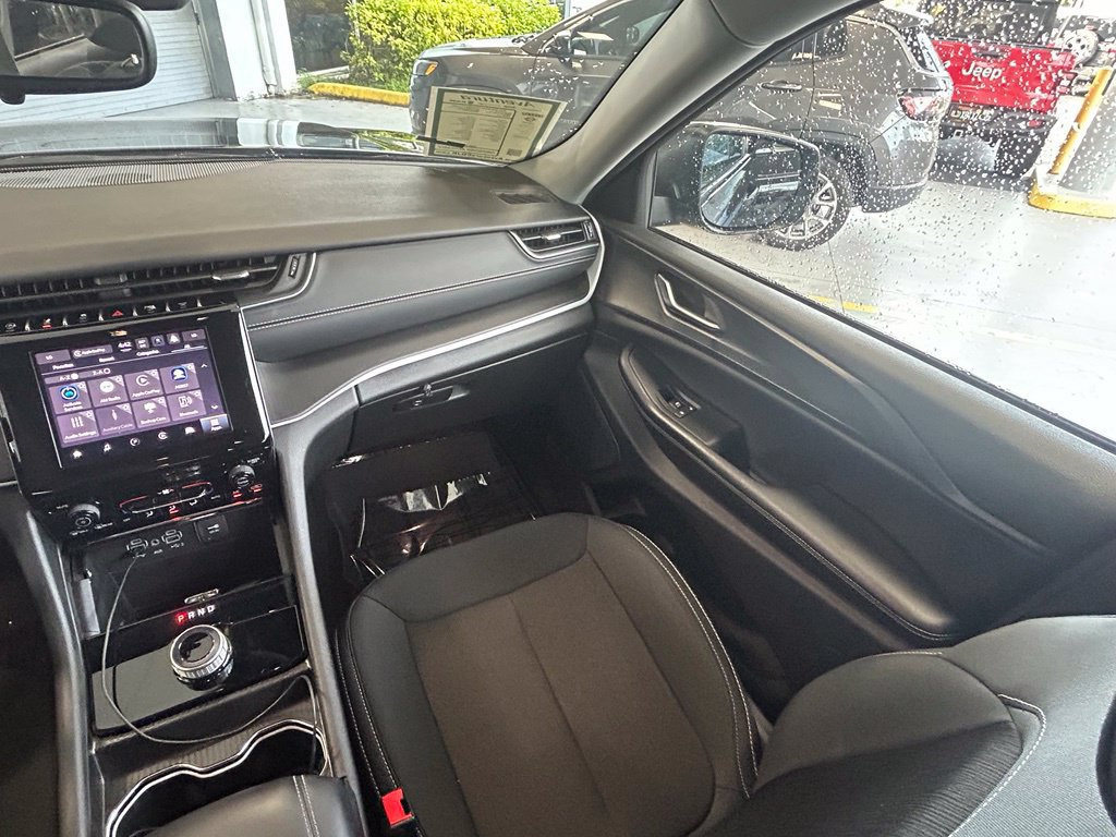 Certified 2024 Jeep Grand Cherokee L Laredo RWD image 11