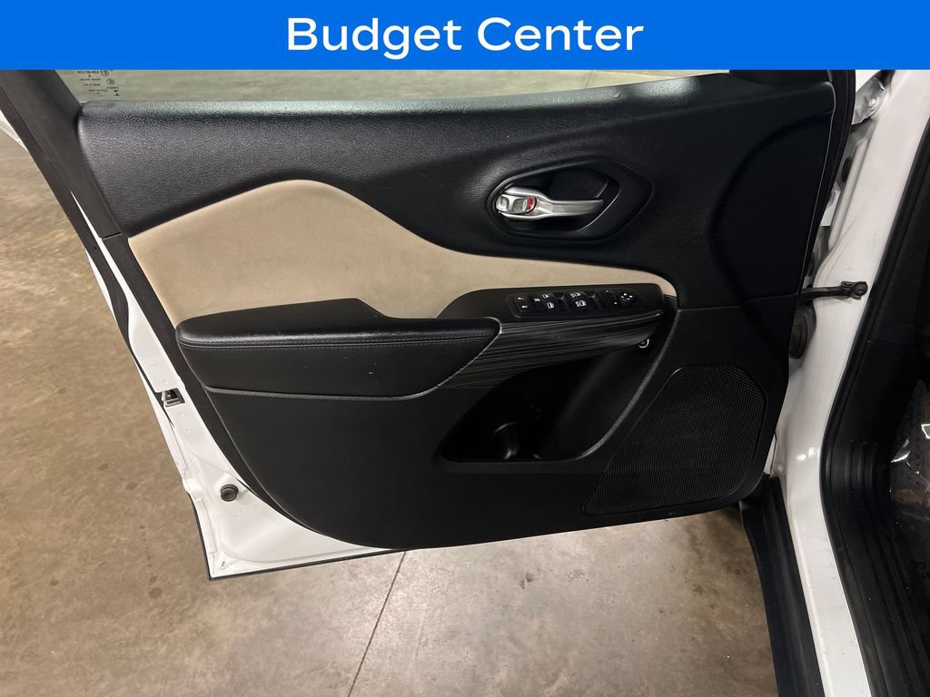 Used 2017 Jeep Cherokee Latitude w/ Safety/Convenience Group AWD/4WD image 14