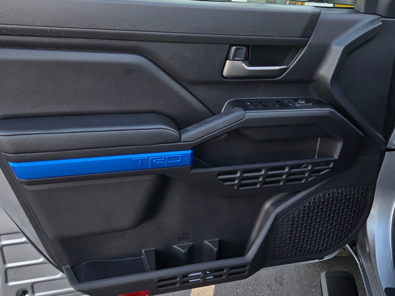 Certified 2025 Toyota Tacoma TRD Off-Road image 9