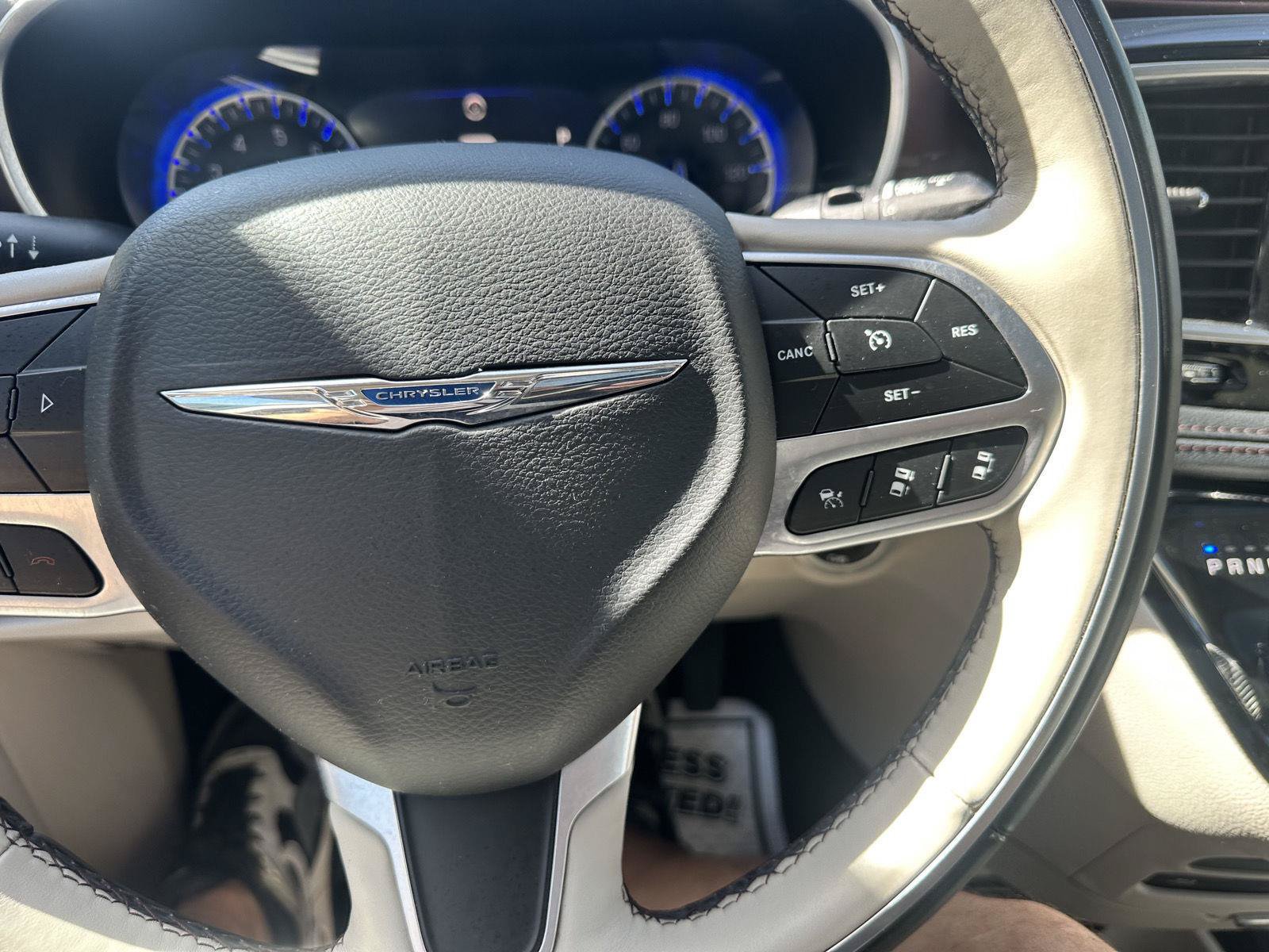 Used 2018 Chrysler Pacifica Limited w/ Tire & Wheel Group FWD image 30