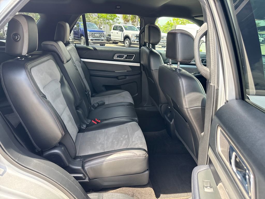Used 2017 Ford Explorer XLT w/ Equipment Group 202A FWD image 27