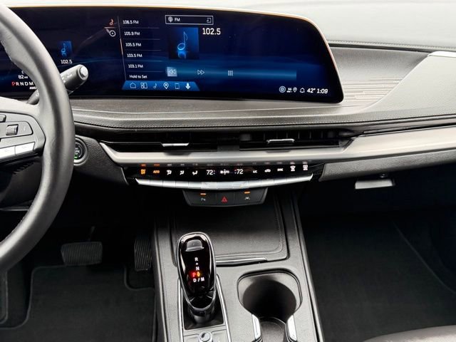 Used 2025 Cadillac XT4 Premium Luxury image 30