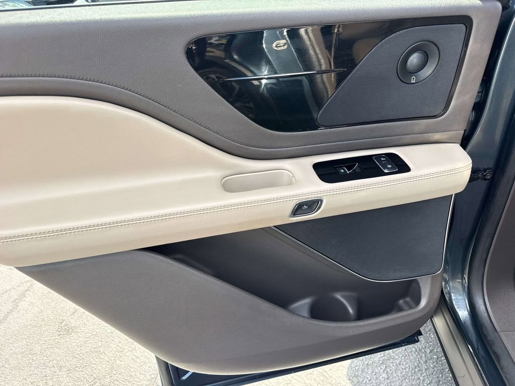 Used 2023 Lincoln Aviator Reserve w/ Equipment Group 201A image 9
