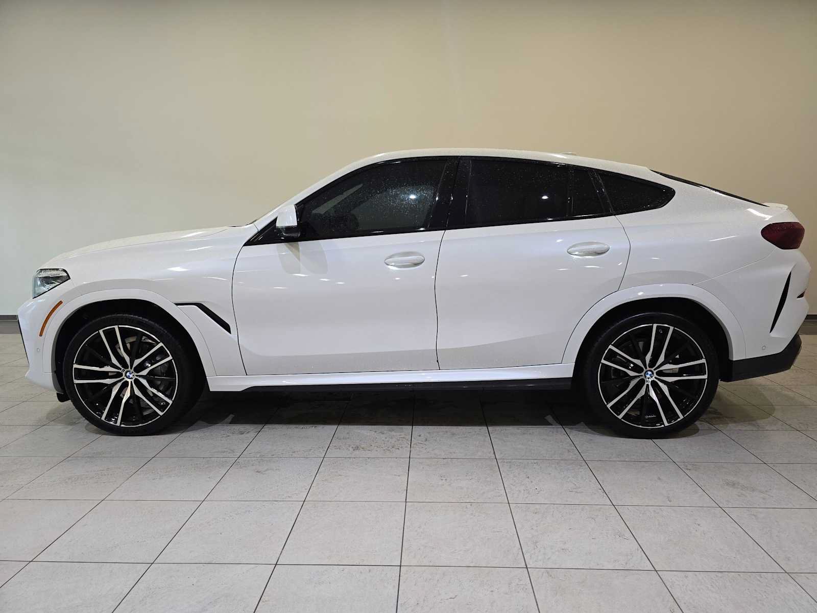 Used 2023 BMW X6 xDrive40i w/ M Sport Package AWD/4WD image 3