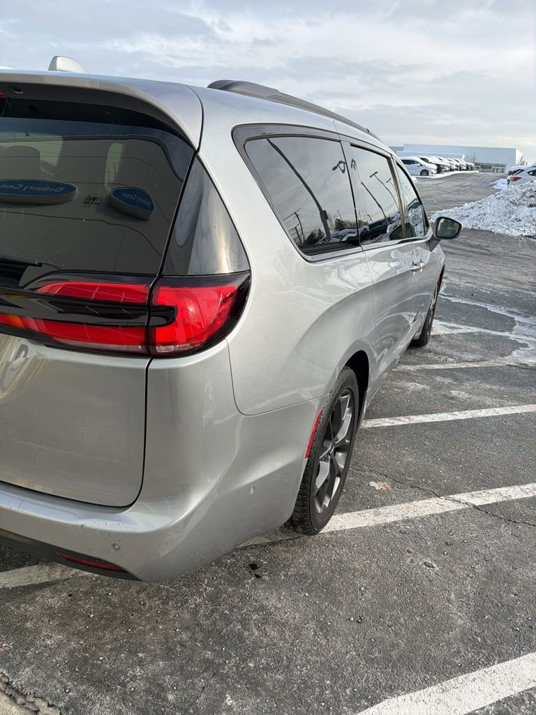 Used 2021 Chrysler Pacifica Touring-L w/ Premium & Safety Sphere Group image 6