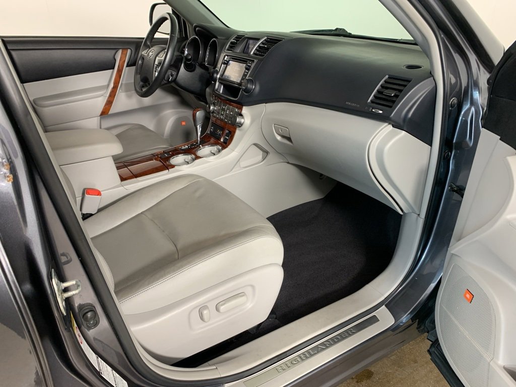 Used 2013 Toyota Highlander Limited image 42
