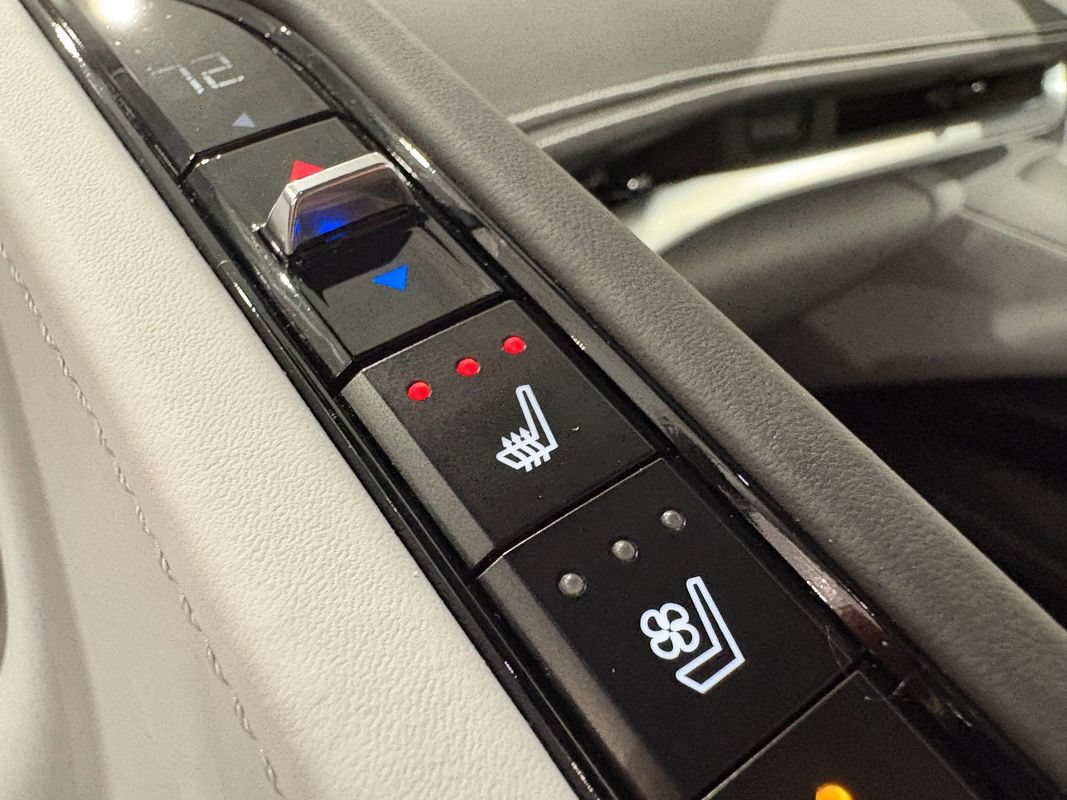 Used 2023 Chevrolet Corvette Stingray Premium Cpe w/ Battery Protection Package RWD image 31