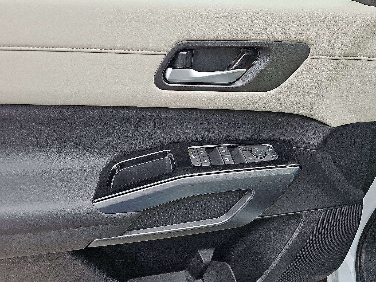 New 2025 Nissan Pathfinder SL image 8