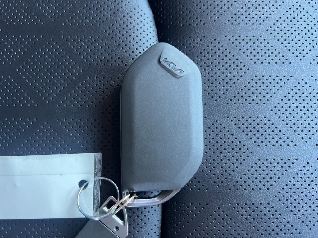 Certified 2025 Kia Carnival EX image 23