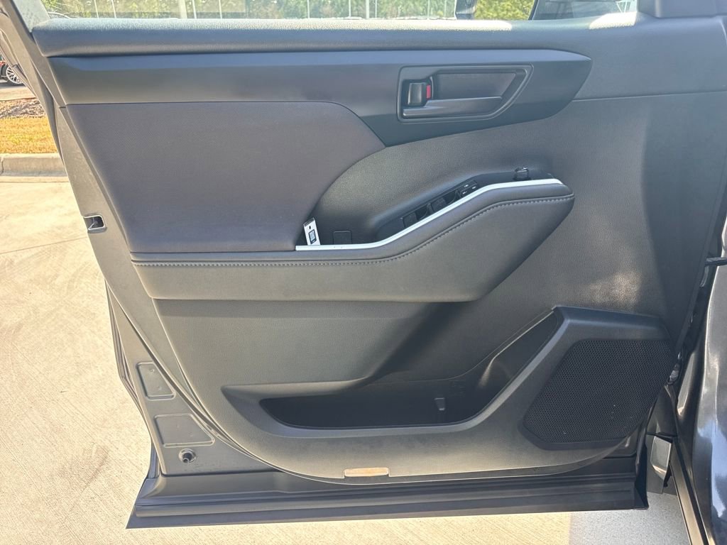 Used 2023 Toyota Highlander LE image 14