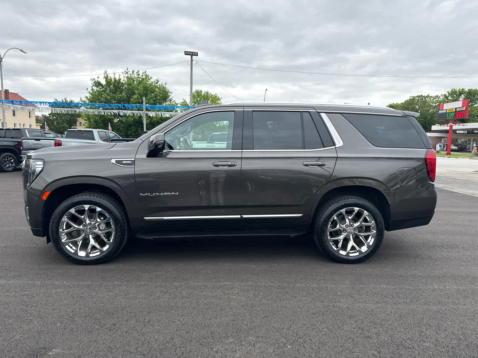 Used 2021 GMC Yukon SLT w/ SLT Premium Package AWD/4WD image 11