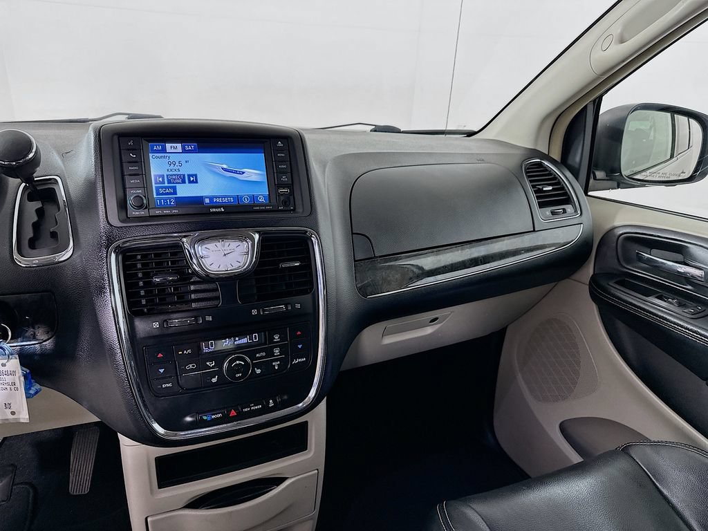 Used 2011 Chrysler Town & Country Touring-L FWD image 20