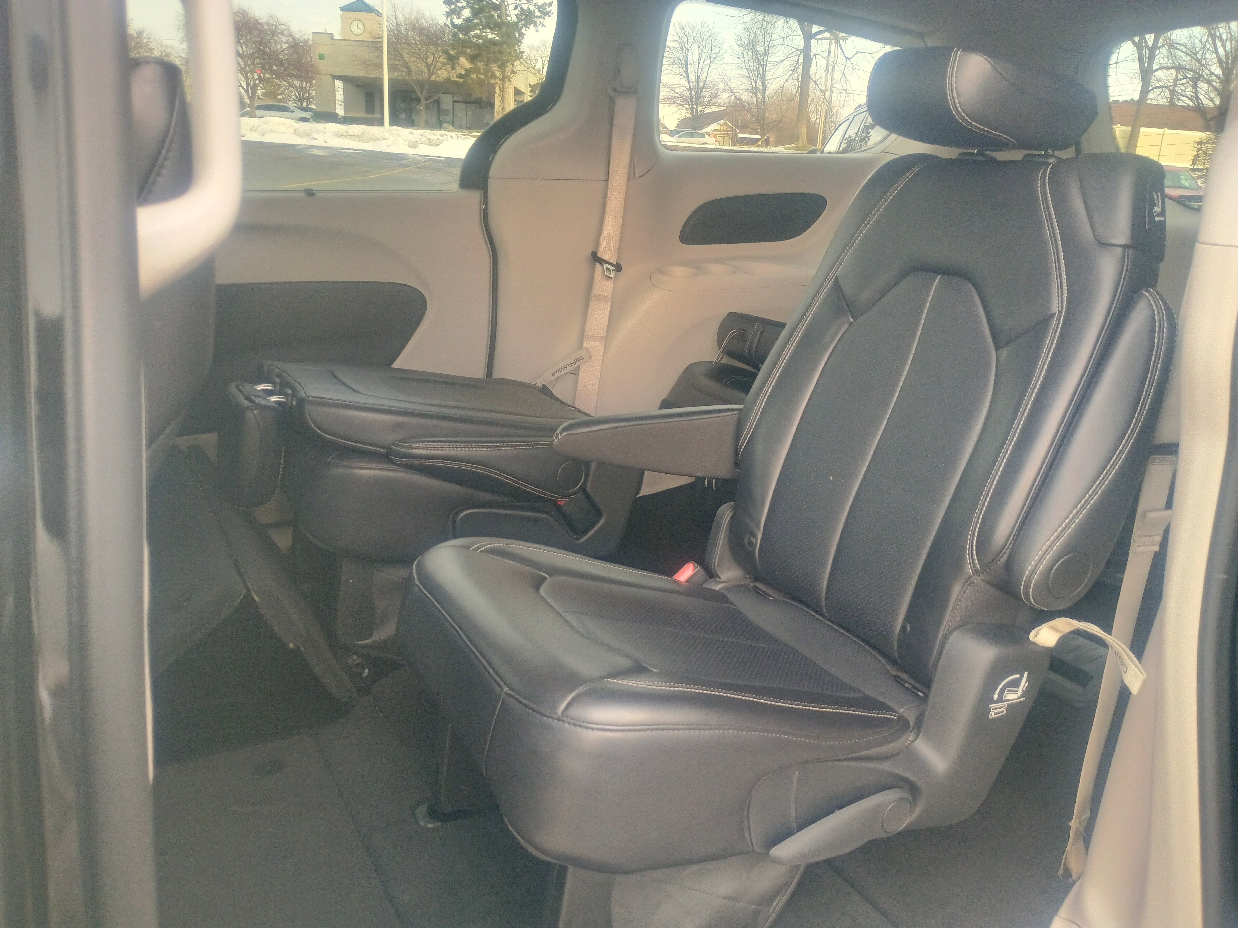 Used 2024 Chrysler Pacifica Touring-L image 21