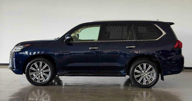 Used 2016 Lexus LX 570 4WD w/ Luxury Package image 4