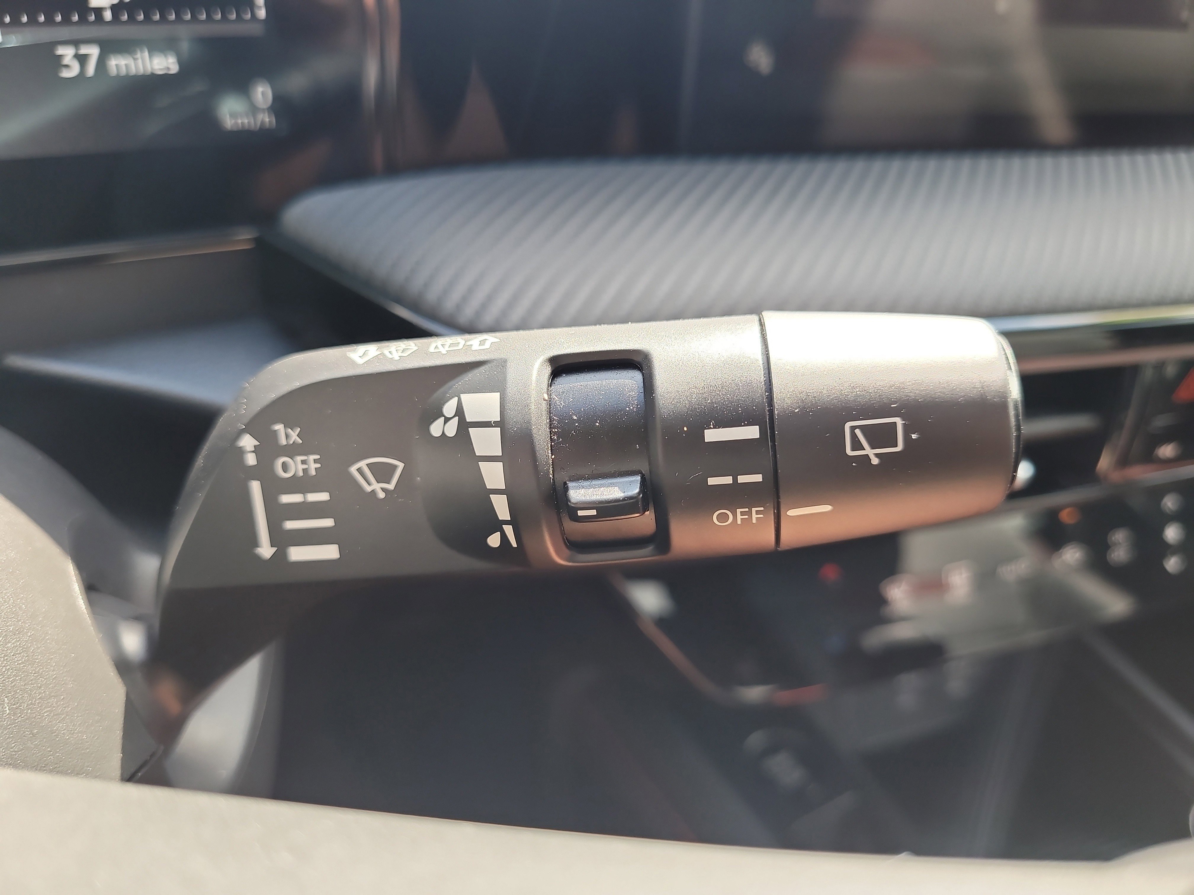 Used 2025 Nissan Kicks SR FWD image 31