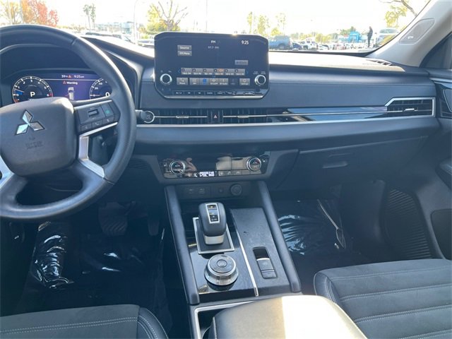 Used 2024 Mitsubishi Outlander SE image 17