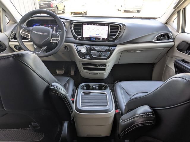 Used 2023 Chrysler Pacifica Touring-L image 4