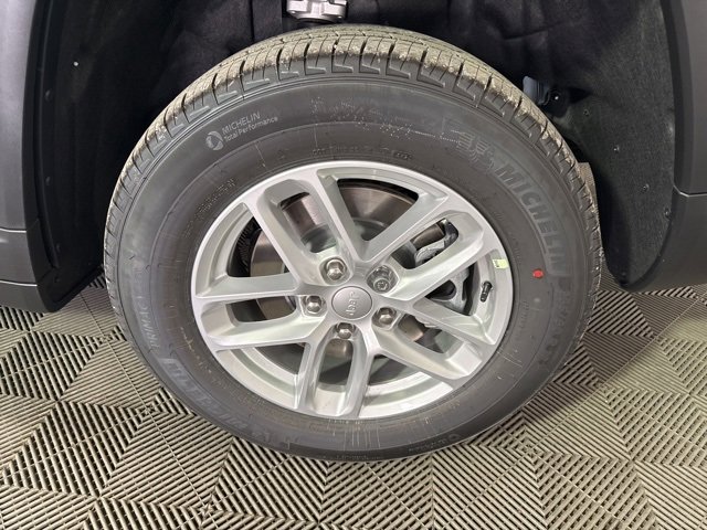 New 2025 Jeep Grand Cherokee L Laredo image 14