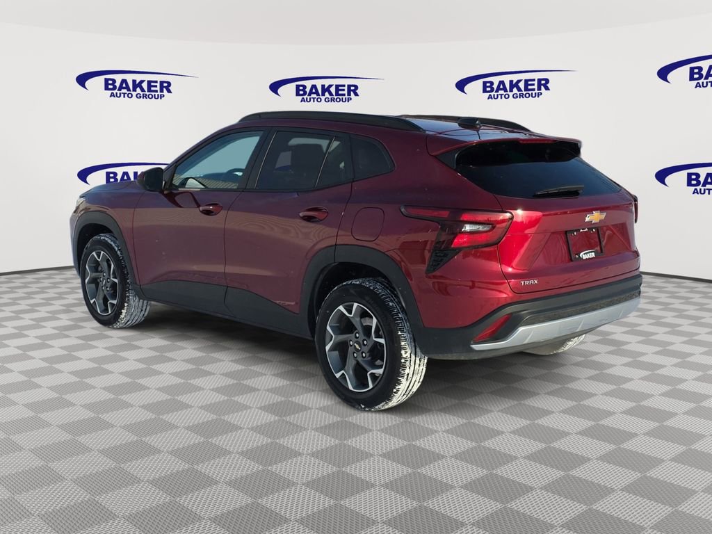 Used 2025 Chevrolet Trax LT w/ LT Convenience Package image 7