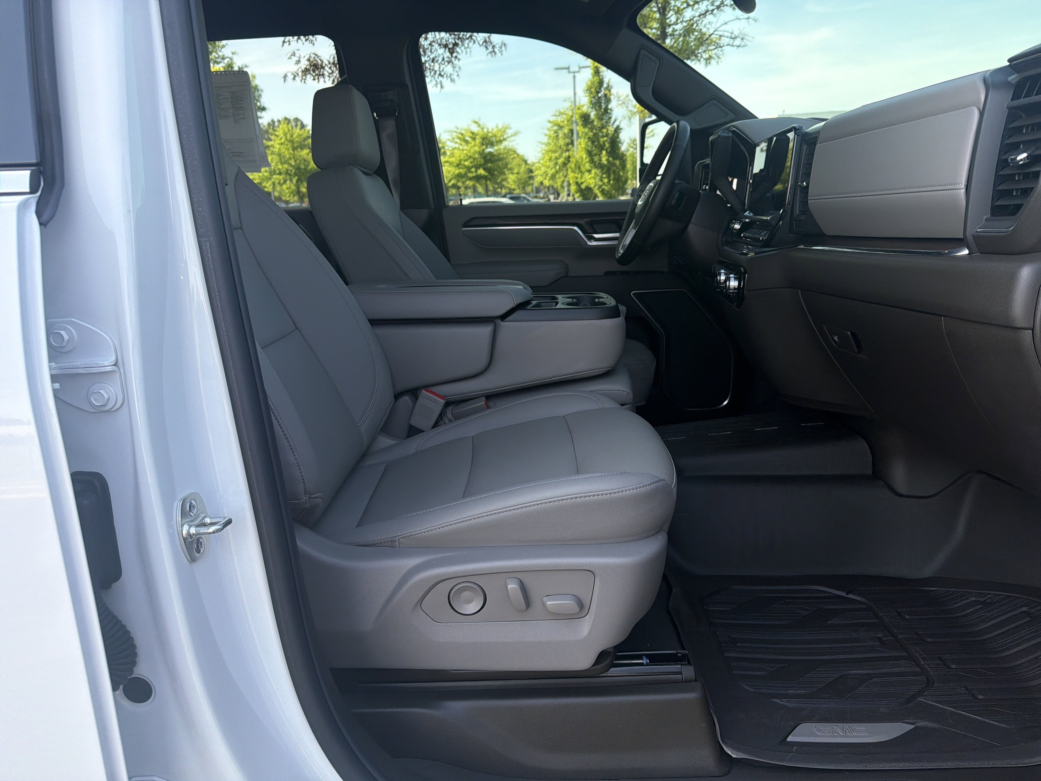 Used 2025 GMC Sierra 2500 SLT AWD/4WD image 31