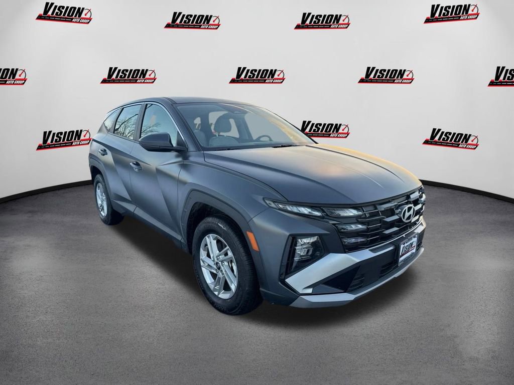 Certified 2025 Hyundai Tucson SE image 3